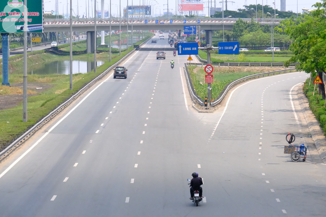 Quốc lộ thông thoáng còn bến xe vắng vẻ, người dân thảnh thơi từ Sài Gòn về quê nghỉ lễ muộn chiều 30/4 - Ảnh 9.