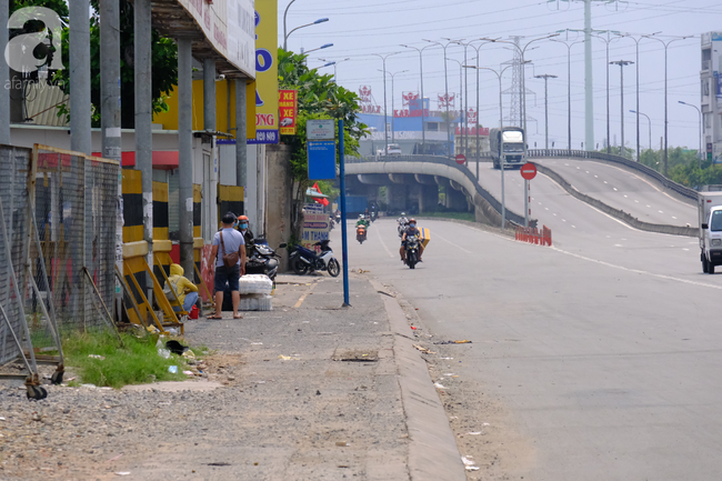 Quốc lộ thông thoáng còn bến xe vắng vẻ, người dân thảnh thơi từ Sài Gòn về quê nghỉ lễ muộn chiều 30/4 - Ảnh 4.
