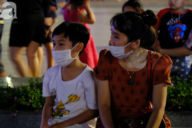 Nhiều gia đình Sài Gòn đi chơi lễ đêm 30/4: Người đeo khẩu trang kỹ lưỡng, người vô tư không che chắn - Ảnh 2.