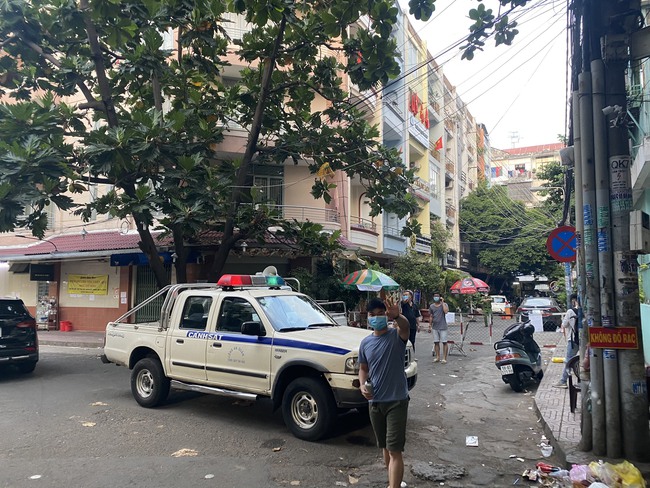 Chung cư có bệnh nhân tái dương tính Covid-19 ở TP.HCM bị phong tỏa trong ngày 30/4, người dân mang bánh mì đến tiếp tế - Ảnh 2.