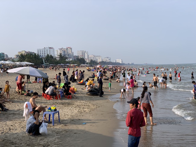 Ngày đầu tiên nghỉ lễ, bãi biển Sầm Sơn đông nghẹt người - Ảnh 15. Ngày đầu tiên nghỉ lễ, bãi biển Sầm Sơn đông nghẹt người - Ảnh 15.