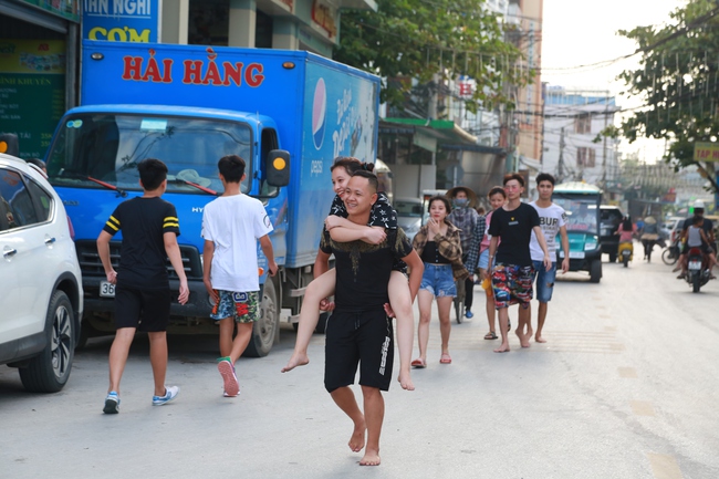 Ngày đầu tiên nghỉ lễ, bãi biển Sầm Sơn đông nghẹt người - Ảnh 1.