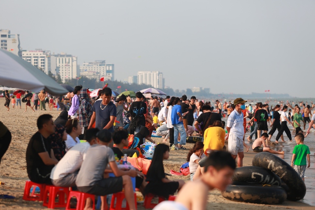 Ngày đầu tiên nghỉ lễ, bãi biển Sầm Sơn đông nghẹt người - Ảnh 5. Ngày đầu tiên nghỉ lễ, bãi biển Sầm Sơn đông nghẹt người - Ảnh 5.