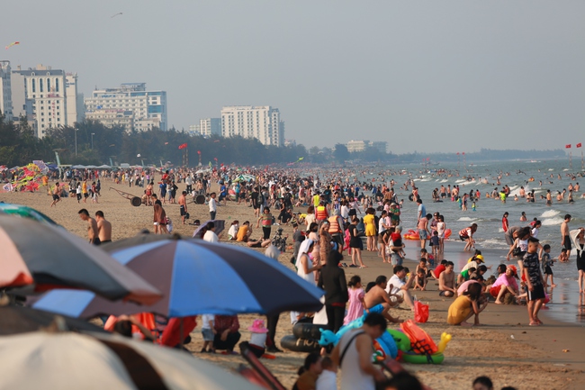 Ngày đầu tiên nghỉ lễ, bãi biển Sầm Sơn đông nghẹt người - Ảnh 4. Ngày đầu tiên nghỉ lễ, bãi biển Sầm Sơn đông nghẹt người - Ảnh 4.