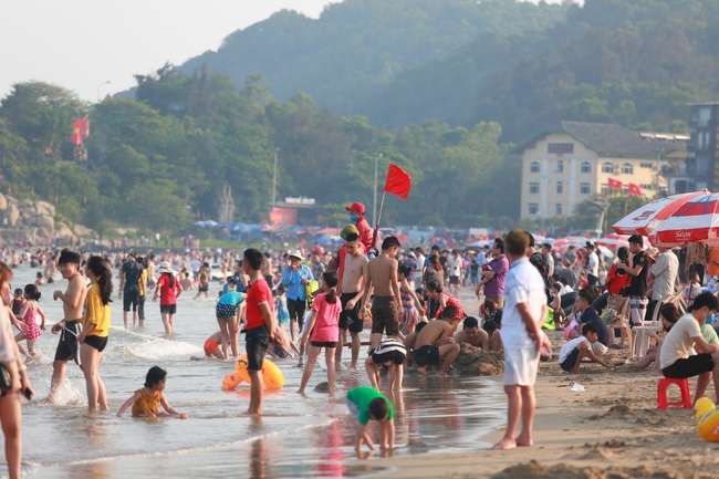 Ngày đầu tiên nghỉ lễ, bãi biển Sầm Sơn đông nghẹt người - Ảnh 11. Ngày đầu tiên nghỉ lễ, bãi biển Sầm Sơn đông nghẹt người - Ảnh 11.