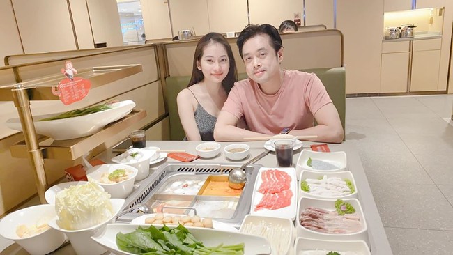 Sara Lưu và ông xã Dương Khắc Linh đi ăn nhân dịp 333 ngày cưới.