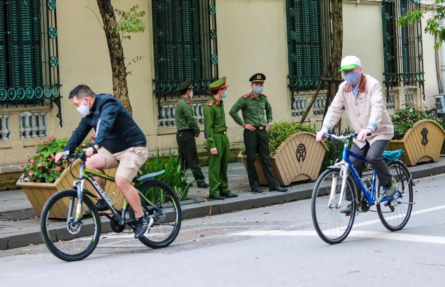 Người dân Hà Nội, đặc biệt là người cao tuổi được nhắc nhở hạn chế ra đường; không ghi nhận trường hợp phản ứng, bất hợp tác - Ảnh 9.