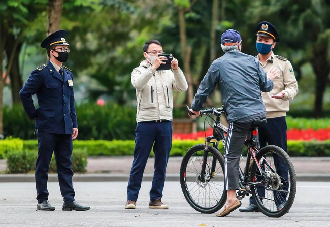 Người dân Hà Nội, đặc biệt là người cao tuổi được nhắc nhở hạn chế ra đường; không ghi nhận trường hợp phản ứng, bất hợp tác - Ảnh 3.