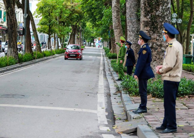 Người dân Hà Nội, đặc biệt là người cao tuổi được nhắc nhở hạn chế ra đường; không ghi nhận trường hợp phản ứng, bất hợp tác - Ảnh 1.