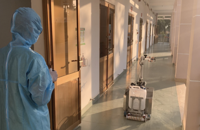 TP.HCM: Bệnh viện điều trị Covid-19 đưa robot khử khuẩn phòng cách ly vào hoạt động thay bác sĩ - Ảnh 2.
