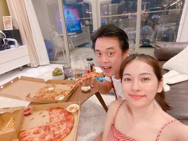Dương Khắc Linh đăng ảnh ăn pizza cùng với bà xã Sara Lưu cùng dòng chú thích: Bảo sao mặt tròn xoe.