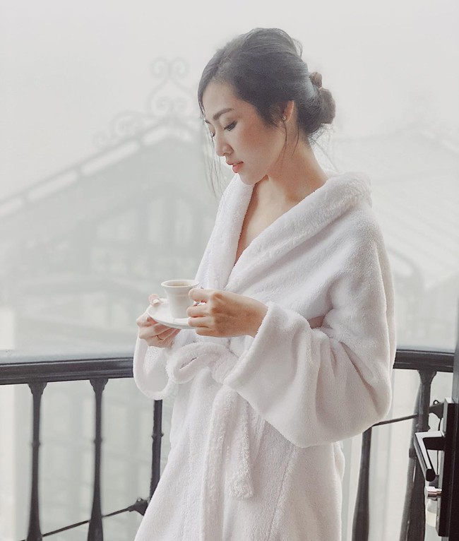 Chỉ đơn giản là diện áo choàng tắm, mỹ nhân Việt - Hàn đã có được những khoảnh khắc sống ảo cực "nghệ" - Ảnh 9. Chỉ đơn giản là diện áo choàng tắm, mỹ nhân Việt - Hàn đã có được những khoảnh khắc sống ảo cực "nghệ" - Ảnh 9.