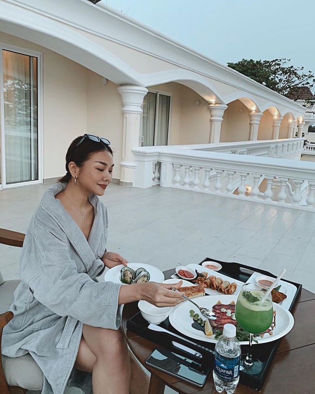 Chỉ đơn giản là diện áo choàng tắm, mỹ nhân Việt - Hàn đã có được những khoảnh khắc sống ảo cực "nghệ" - Ảnh 5. Chỉ đơn giản là diện áo choàng tắm, mỹ nhân Việt - Hàn đã có được những khoảnh khắc sống ảo cực "nghệ" - Ảnh 5.