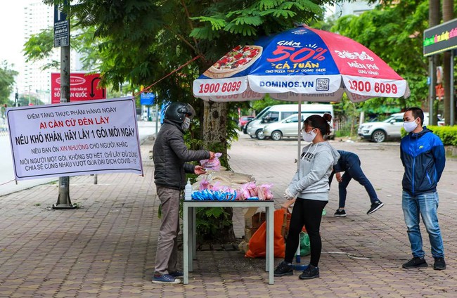 Ấm lòng suất ăn miễn phí giữa mùa dịch Covid-19 &quot;Nếu khó khăn, hãy lấy 1 gói mỗi ngày&quot; - Ảnh 7.