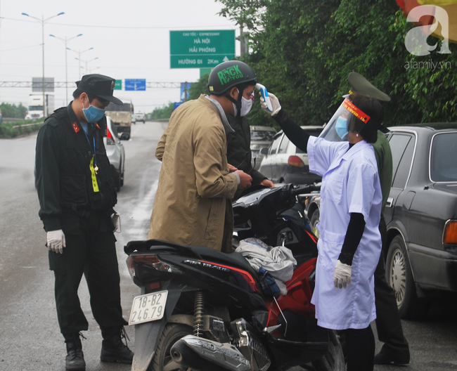 Hàng trăm phụ nữ trẻ em vui vẻ kiểm tra thân nhiệt khi qua các chốt kiểm soát vào Thủ đô - Ảnh 6. Hàng trăm phụ nữ trẻ em vui vẻ kiểm tra thân nhiệt khi qua các chốt kiểm soát vào Thủ đô - Ảnh 6.