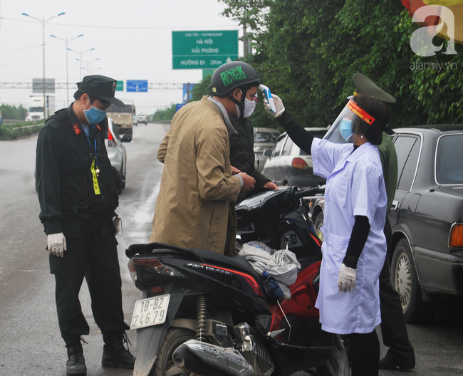 Hàng trăm phụ nữ trẻ em vui vẻ kiểm tra thân nhiệt khi qua các chốt kiểm soát vào Thủ đô - Ảnh 6.