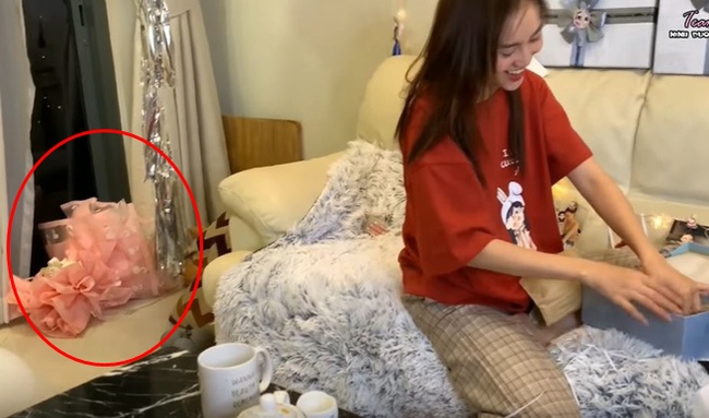 Ninh Dương Lan Ngọc và Chi Dân tiếp tục để lộ bằng chứng đã ở bên nhau trong ngày sinh nhật - Ảnh 3. Ninh Dương Lan Ngọc và Chi Dân tiếp tục để lộ bằng chứng đã ở bên nhau trong ngày sinh nhật - Ảnh 3.