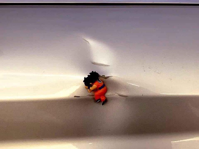 Xe &ocirc; t&ocirc; bị m&oacute;p nhưng chưa c&oacute; tiền đi sửa, chủ xe đ&atilde; c&oacute; c&aacute;ch khắc phục cực th&ocirc;ng minh khiến ai nấy đều ngỡ ng&agrave;ng - Ảnh 1.