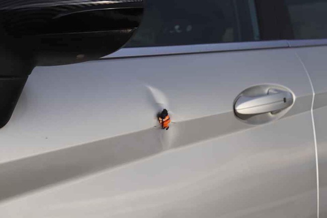 Xe &ocirc; t&ocirc; bị m&oacute;p nhưng chưa c&oacute; tiền đi sửa, chủ xe đ&atilde; c&oacute; c&aacute;ch khắc phục cực th&ocirc;ng minh khiến ai nấy đều ngỡ ng&agrave;ng - Ảnh 2.