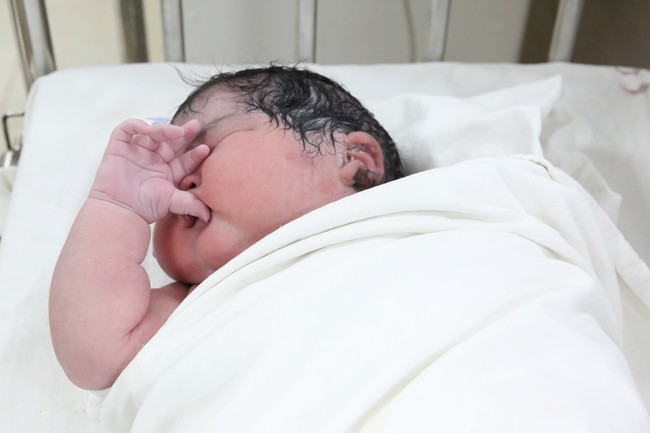 Hình ảnh đáng yêu của bé gái sơ sinh nặng kỷ lục 6kg mới chào đời sáng nay tại Trung tâm Sản Nhi Phú Thọ - Ảnh 3.
