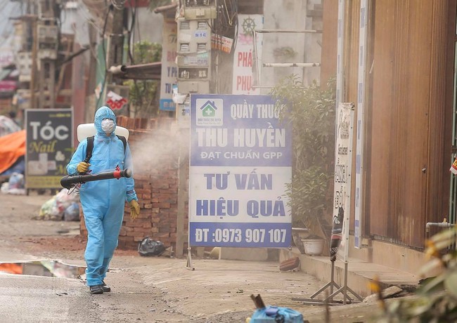 Hà Nội: Phun khử khuẩn, lấy mẫu xét nghiệm người dân sinh sống tại nơi phát hiện bệnh nhân dương tính lần 1 Covid-19  - Ảnh 4.