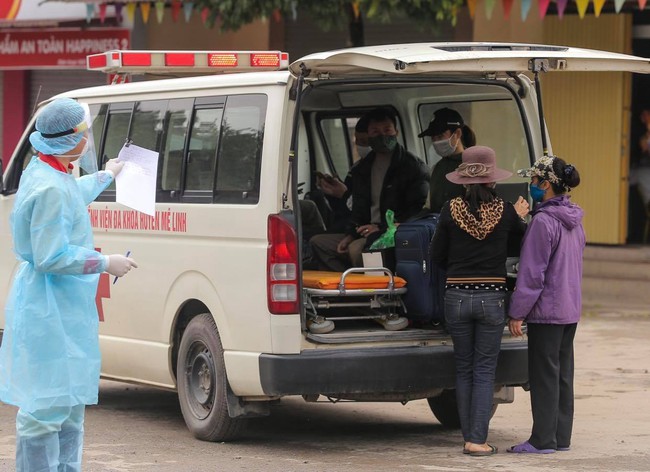 Hà Nội: Phun khử khuẩn, lấy mẫu xét nghiệm người dân sinh sống tại nơi phát hiện bệnh nhân dương tính lần 1 Covid-19  - Ảnh 10.