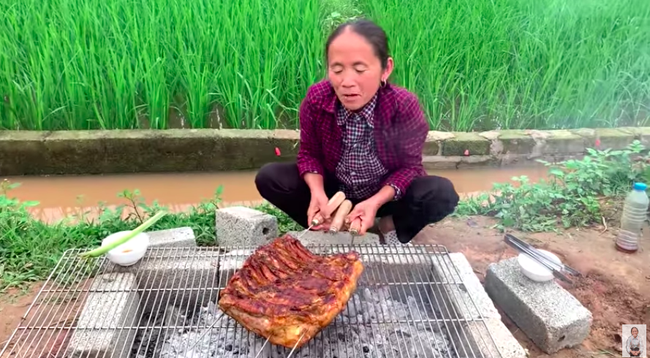 B&agrave; T&acirc;n Vlog ra clip nướng tảng thịt lợn khổng lồ si&ecirc;u cay, nhưng d&acirc;n mạng lại kịch liệt chỉ ra điều chưa được n&agrave;y - Ảnh 1.