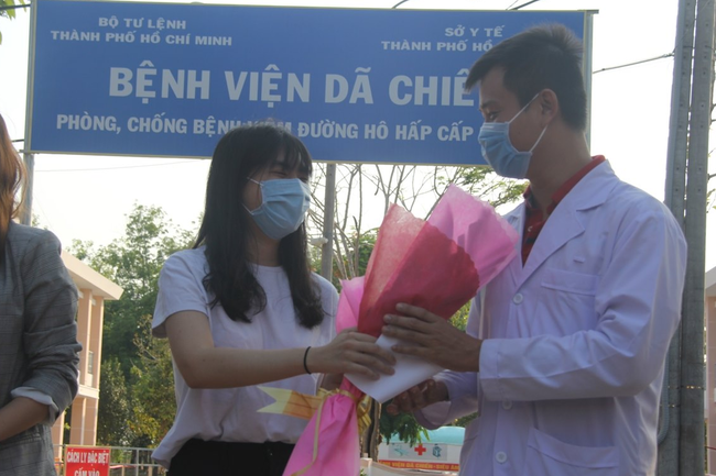 4 nữ bệnh nhân nhiễm Covid-19 tại TP.HCM rạng rỡ ngày rời Bệnh viện Dã chiến huyện Củ Chi - Ảnh 1.