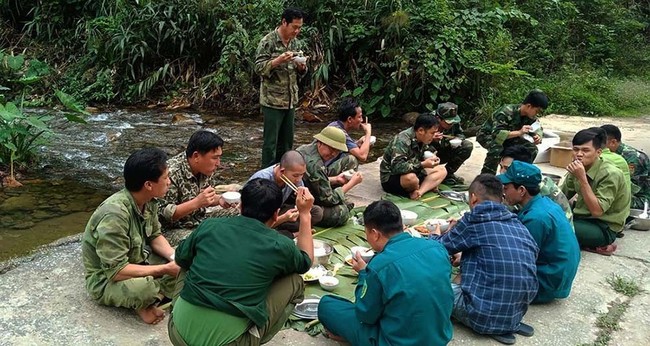 Bộ đội biên phòng thức trắng đêm, ăn cơm trên lá chuối để ngăn người dân vượt biên - Ảnh 7.