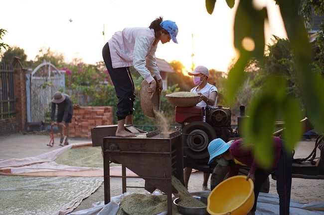 Nhật kí một ngày &quot;tránh dịch&quot; của H'Hen Niê: Lên rẫy hái điều, cuốc đất trồng rau đều là &quot;chuyện vặt&quot; - Ảnh 3.