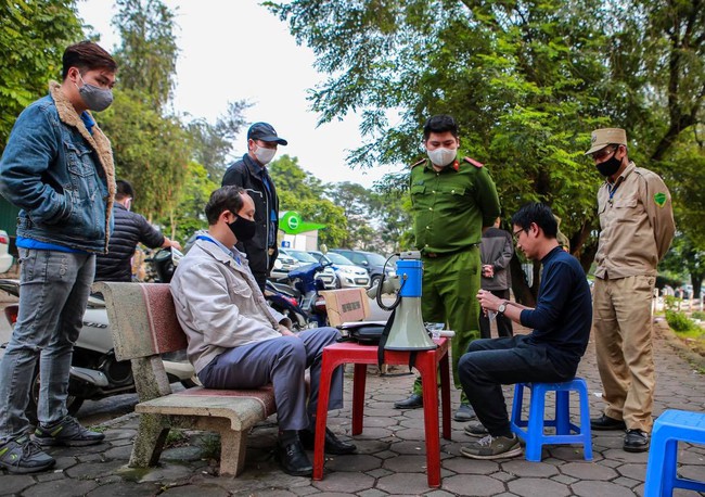Hà Nội: Lập chốt nhắc nhở người dân ở nhà không đi tập thể dục - Ảnh 8. Hà Nội: Lập chốt nhắc nhở người dân ở nhà không đi tập thể dục - Ảnh 8.