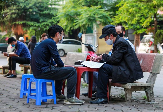 Hà Nội: Lập chốt nhắc nhở người dân ở nhà không đi tập thể dục - Ảnh 9. Hà Nội: Lập chốt nhắc nhở người dân ở nhà không đi tập thể dục - Ảnh 9.