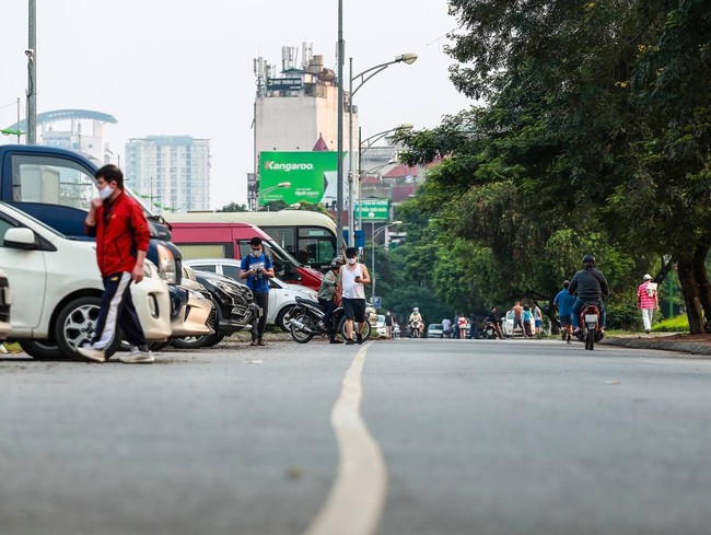 Hà Nội: Lập chốt nhắc nhở người dân ở nhà không đi tập thể dục - Ảnh 1.