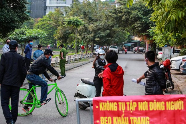 Hà Nội: Lập chốt nhắc nhở người dân ở nhà không đi tập thể dục - Ảnh 6.