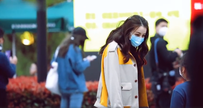 Địch Lệ Nhiệt Ba bị gã đàn ông trung niên đối xử thô lỗ vì khó chịu với người không đeo khẩu trang - Ảnh 2. Địch Lệ Nhiệt Ba bị gã đàn ông trung niên đối xử thô lỗ vì khó chịu với người không đeo khẩu trang - Ảnh 2.