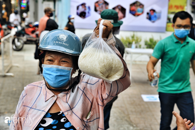 Dòng người xếp hàng ở &quot;cây ATM&quot; gạo miễn phí tại Sài Gòn: &quot;Dù nhà chẳng còn nổi 1 kg gạo, nhưng vẫn đấu tranh vì sợ lấy mất cơ hội của người khốn đốn hơn mình&quot; - Ảnh 1.
