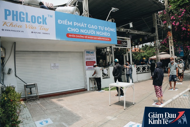 Chủ cây ATM gạo đầu tiên ở Hà Nội: &quot;Rất nhiều người phản đối, không cho làm nhưng với tôi đầu tiên là có gạo cho người dân sớm phút nào hay phút đấy&quot; - Ảnh 1.
