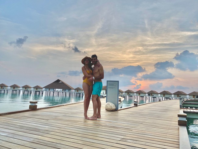 Vẫn đi tuần trăng mật ở Maldives giữa mùa Covid-19, cặp đôi mới cưới bị mắc kẹt trên “hòn đảo thiên đường&quot; chưa biết ngày về - Ảnh 4.