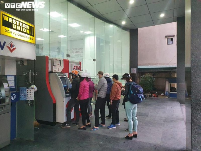 Hà Nội: Xếp hàng rút tiền tại ATM, 'phớt lờ' Covid-19 - Ảnh 1. Hà Nội: Xếp hàng rút tiền tại ATM, 'phớt lờ' Covid-19 - Ảnh 1.