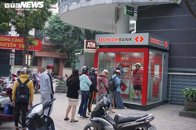 Hà Nội: Xếp hàng rút tiền tại ATM, 'phớt lờ' Covid-19 - Ảnh 2. Hà Nội: Xếp hàng rút tiền tại ATM, 'phớt lờ' Covid-19 - Ảnh 2.