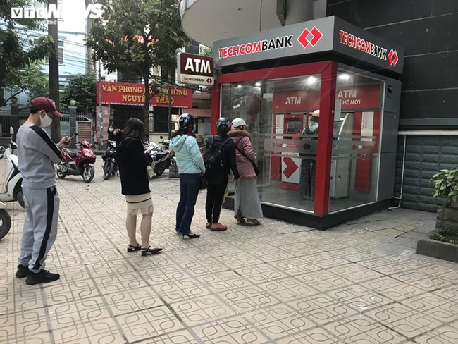 Hà Nội: Xếp hàng rút tiền tại ATM, 'phớt lờ' Covid-19 - Ảnh 3. Hà Nội: Xếp hàng rút tiền tại ATM, 'phớt lờ' Covid-19 - Ảnh 3.