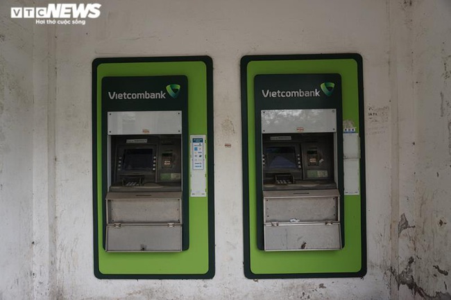 Hà Nội: Xếp hàng rút tiền tại ATM, 'phớt lờ' Covid-19 - Ảnh 4. Hà Nội: Xếp hàng rút tiền tại ATM, 'phớt lờ' Covid-19 - Ảnh 4.
