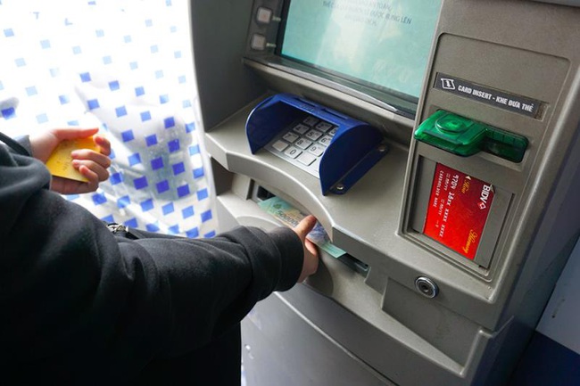 Hà Nội: Xếp hàng rút tiền tại ATM, 'phớt lờ' Covid-19 - Ảnh 5. Hà Nội: Xếp hàng rút tiền tại ATM, 'phớt lờ' Covid-19 - Ảnh 5.