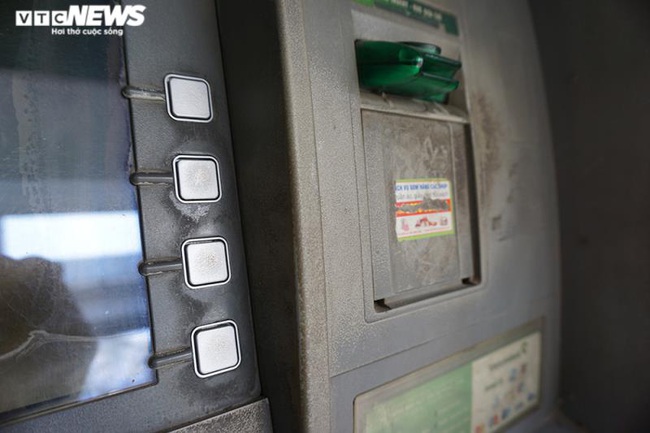 Hà Nội: Xếp hàng rút tiền tại ATM, 'phớt lờ' Covid-19 - Ảnh 6. Hà Nội: Xếp hàng rút tiền tại ATM, 'phớt lờ' Covid-19 - Ảnh 6.