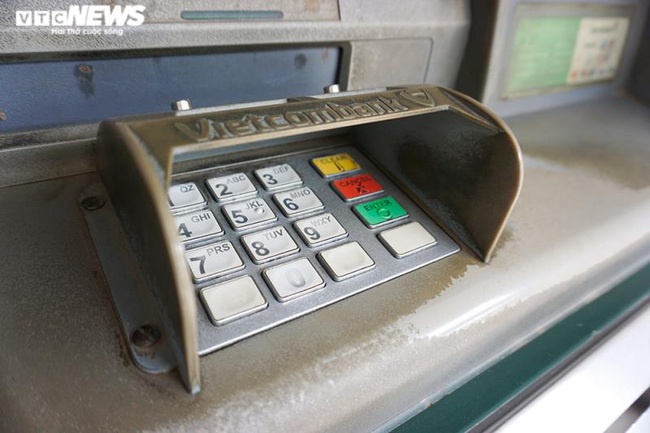 Hà Nội: Xếp hàng rút tiền tại ATM, 'phớt lờ' Covid-19 - Ảnh 7. Hà Nội: Xếp hàng rút tiền tại ATM, 'phớt lờ' Covid-19 - Ảnh 7.