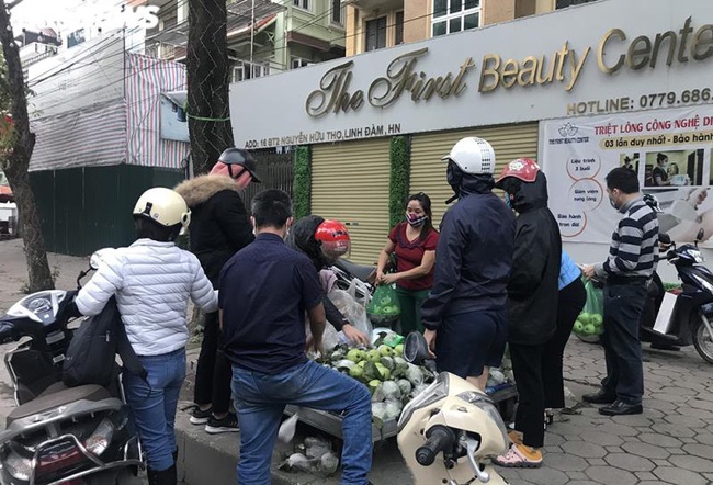 Hà Nội: Xếp hàng rút tiền tại ATM, 'phớt lờ' Covid-19 - Ảnh 8. Hà Nội: Xếp hàng rút tiền tại ATM, 'phớt lờ' Covid-19 - Ảnh 8.