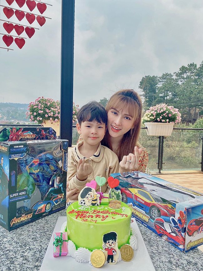 Thu Thủy tổ chức sinh nhật cho con trai cưng.
