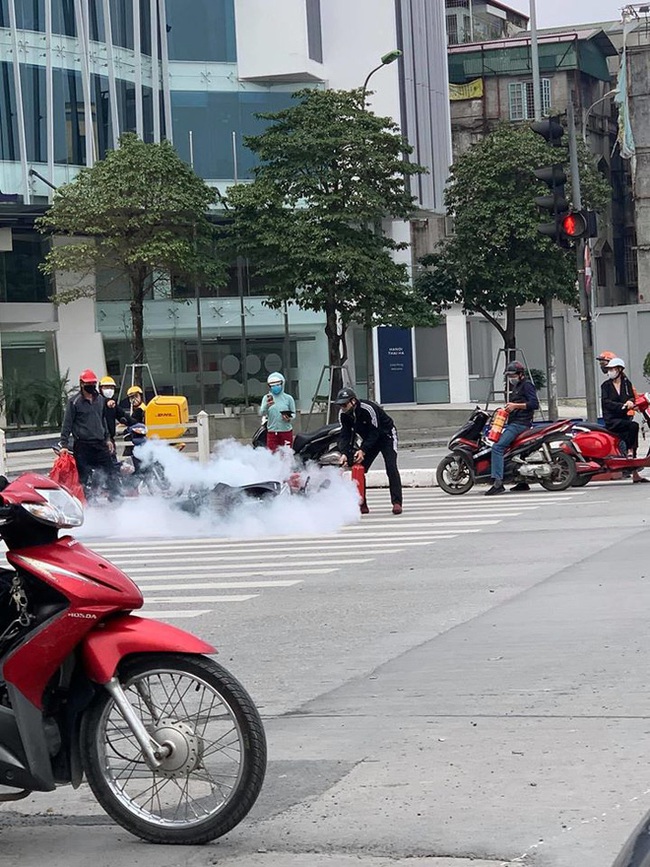 Chiếc xe máy bất ngờ cháy thành than giữa phố Hà Nội, hiện trường vụ việc khiến người xem đầy ám ảnh - Ảnh 4.