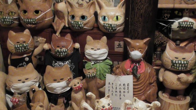 Ngôi đền đặc biệt ở Nhật Bản được mệnh danh là &quot;Đền Mèo&quot;, trụ trì tự tay làm khẩu trang cho hàng trăm chú mèo gỗ từ tã lót trẻ em - Ảnh 4.