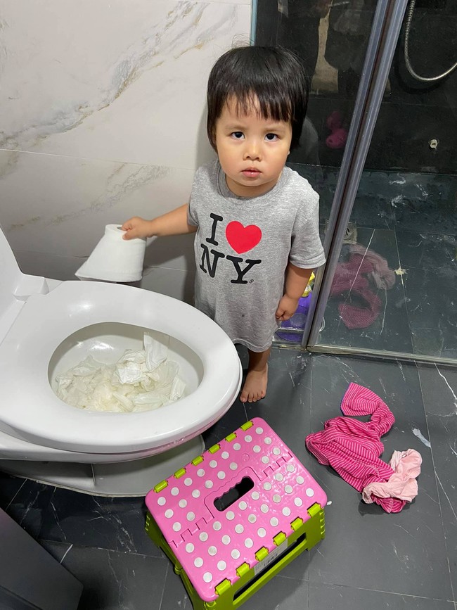 Bị bắt quả tang thả đầy giấy vệ sinh vào toilet, con gái MC Minh Trang ra vẻ hối lỗi nhưng câu nói cuối cùng khiến mẹ &quot;ngã ngửa&quot; - Ảnh 2.